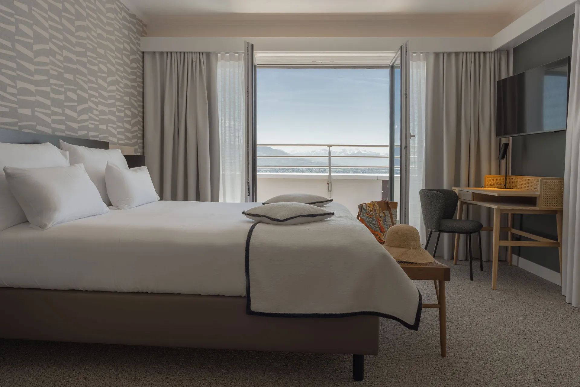 Chambre Everness lumineuse avec vue sur les Alpes et le lac Léman