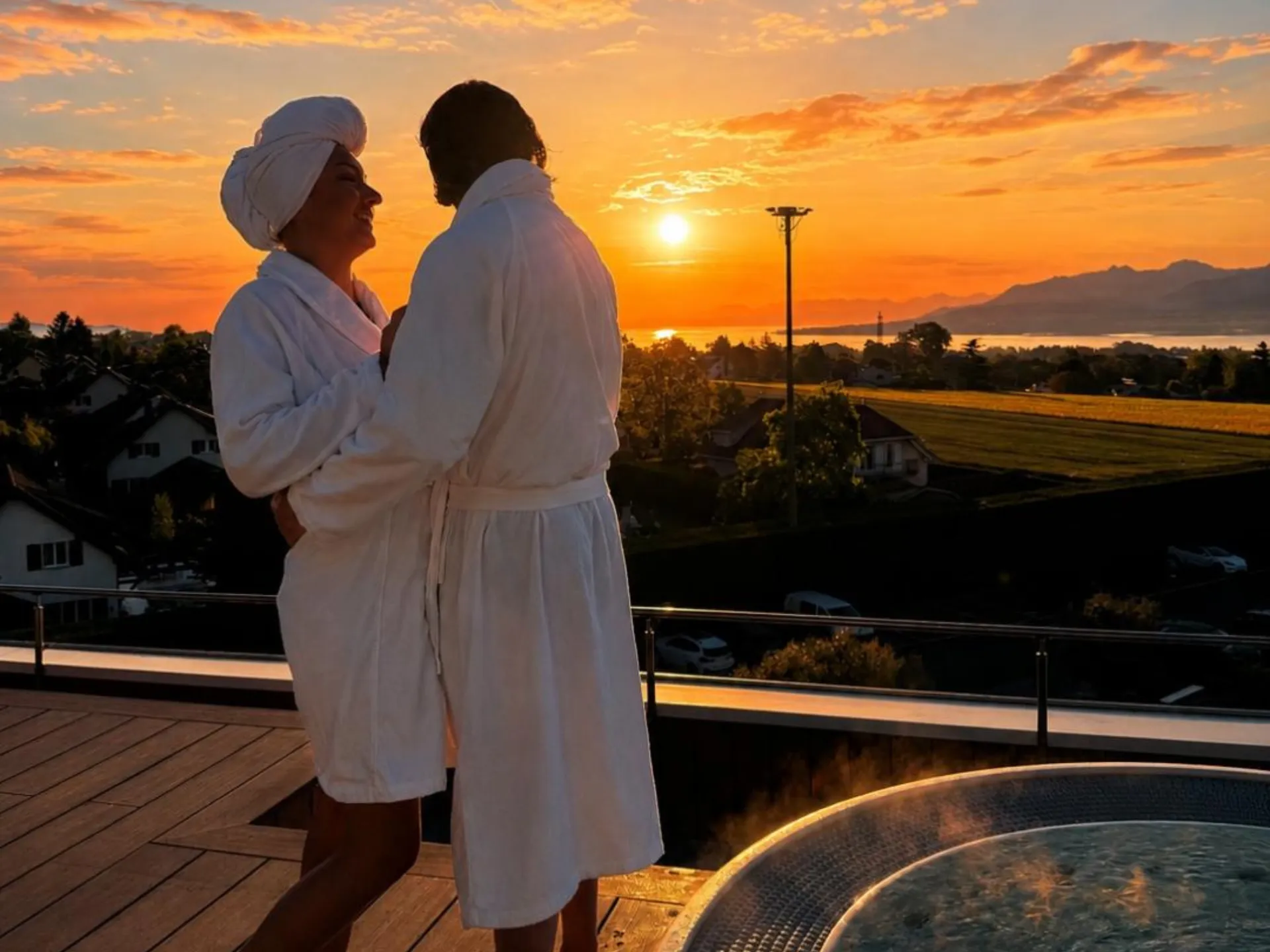 Couple en peignoir au coucher de soleil sur le rooftop Everness
