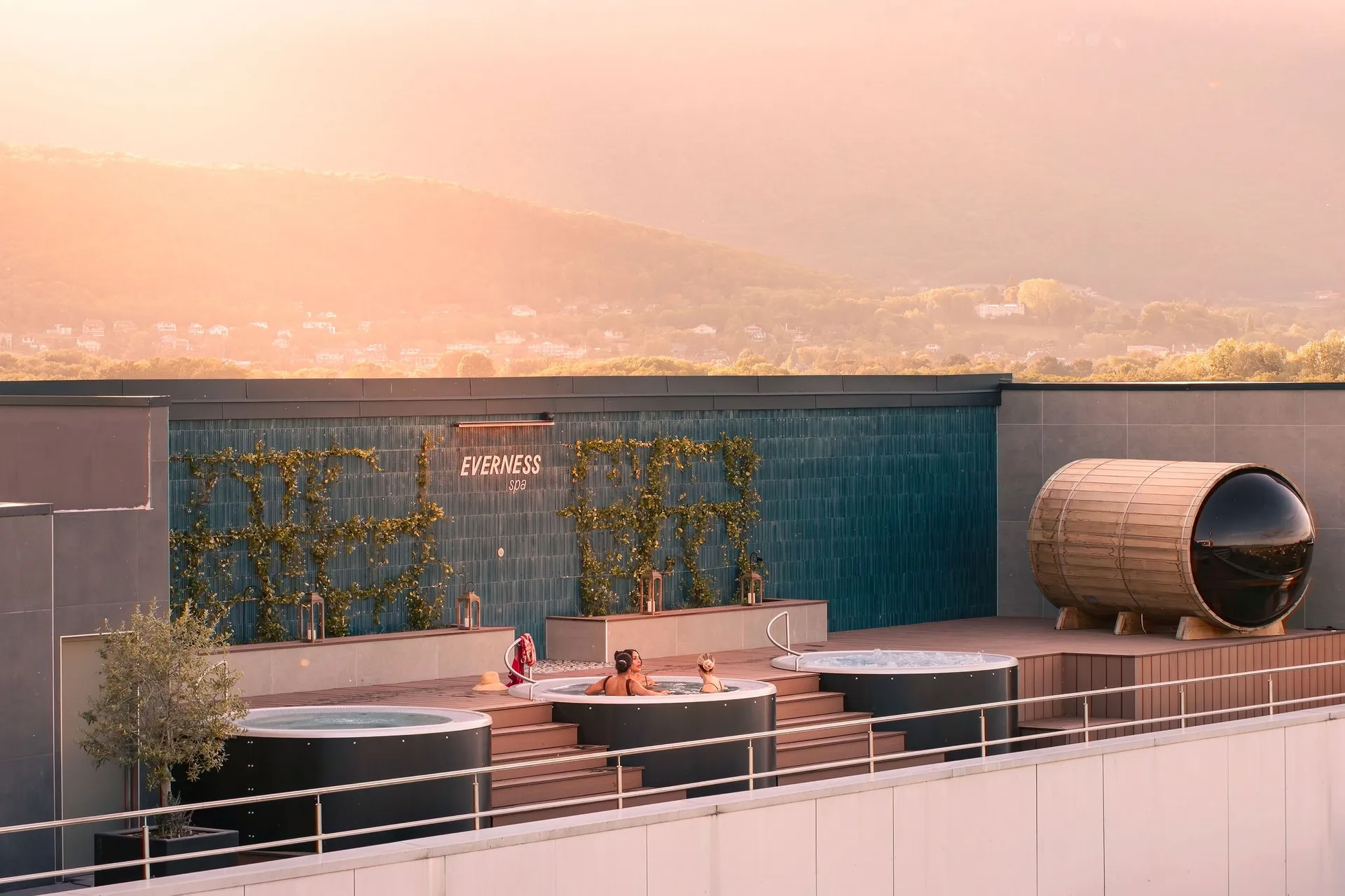 Rooftop panoramique Everness — Jacuzzis, lac Léman & vignobles de La Côte