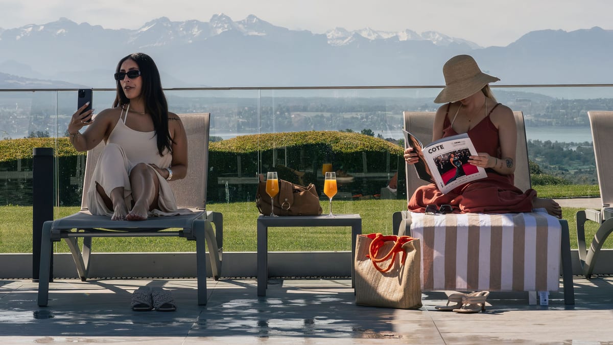 Piscine extérieure Everness — transats et vue sur le lac Léman